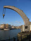 bristol_harbourside_crane.jpg (25176 bytes)