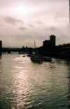 thames_cruise.jpg (19802 bytes)